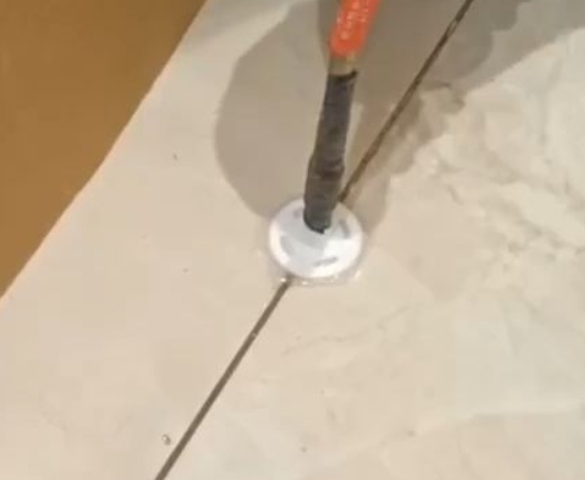 呼兰瓷砖空鼓维修公司专业解答瓷砖在铺贴过程中，如果没有涂抹均匀到位的粘结材料（如水泥砂浆或瓷砖胶），可能会导致以下问题