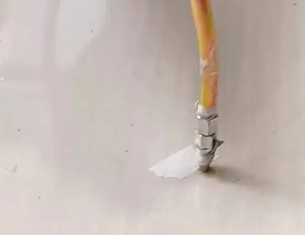 呼兰瓷砖空鼓维修公司专业解答在瓷砖铺贴过程中，如果使用的砂料过粗（如全部使用了粗砂），可能会导致以下问题