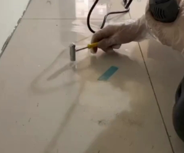呼兰瓷砖开裂维修公司专业分享瓷砖在铺贴前如果没有沥干水分，将会导致以下问题