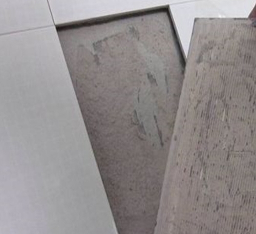 呼兰瓷砖空鼓维修公司分享瓷砖铺贴时如果打浆（即涂抹在瓷砖背面和基层上的砂浆或瓷砖胶）过少，会带来以下问题
